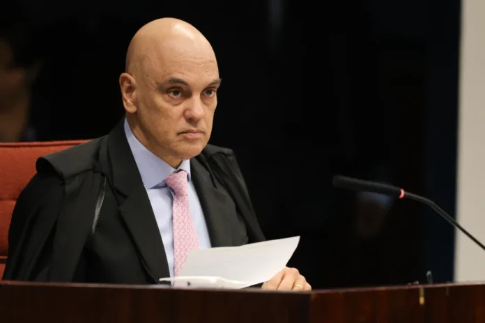 Moraes barra redução de pena para Débora Rodrigues Ministro do STF durante sessão em Brasília em matéria sobre Lei da Dosimetria e pedido de redução de pena de Débora Rodrigues