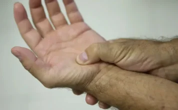 Morro da Fumaça apresenta núcleo para fibromialgia Pessoa segura o próprio punho em imagem relacionada à fibromialgia e ao atendimento de saúde em Morro da Fumaça