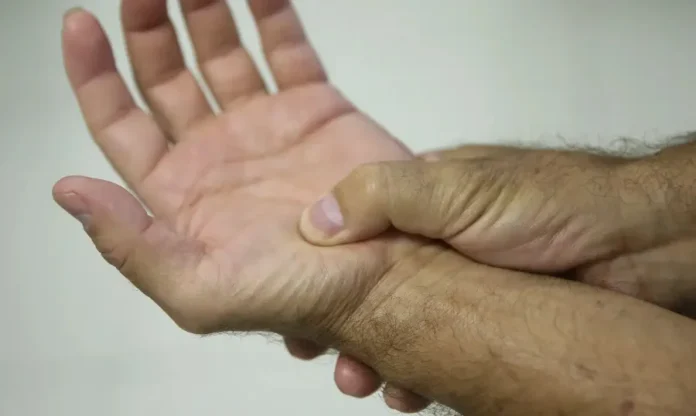 Morro da Fumaça apresenta núcleo para fibromialgia Pessoa segura o próprio punho em imagem relacionada à fibromialgia e ao atendimento de saúde em Morro da Fumaça