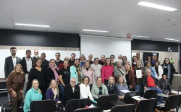 Nova turma da Escola de Lideranças começa em Araranguá Lideranças comunitárias participam de encontro da Escola de Lideranças da Unesc em Araranguá