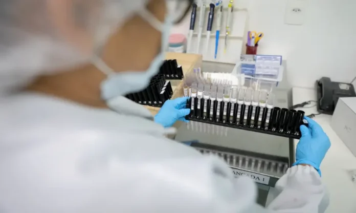 Novo método da Fiocruz pode ampliar combate à malária Pesquisador em laboratório analisa amostras em estudo da Fiocruz sobre novo método de tratamento contra malária resistente