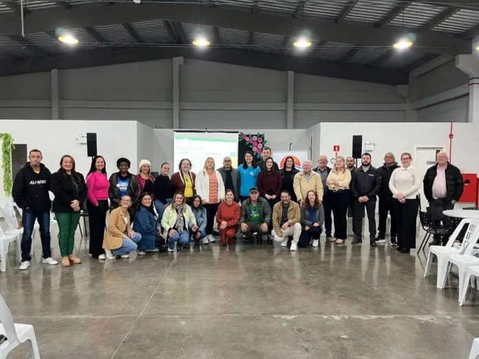 Novos membros do COMTUR tomam posse em Arroio do Silva Integrantes do COMTUR tomam posse em Balneário Arroio do Silva durante reunião sobre ações para o turismo local