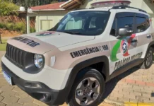PM prende dois com carro clonado em Passo de Torres Viatura da Polícia Militar de Santa Catarina (PMSC) estacionada em área urbana, ilustrando a atuação policial na recuperação de veículo clonado e prisão de suspeitos em Passo de Torres.