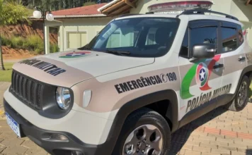 PM prende dois com carro clonado em Passo de Torres Viatura da Polícia Militar de Santa Catarina (PMSC) estacionada em área urbana, ilustrando a atuação policial na recuperação de veículo clonado e prisão de suspeitos em Passo de Torres.