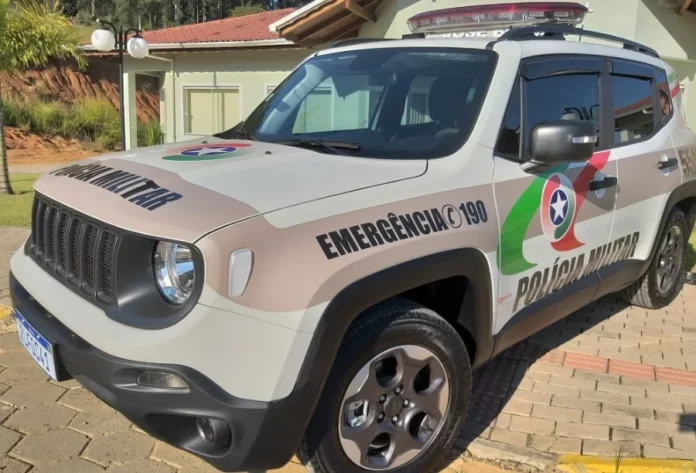 PM prende dois com carro clonado em Passo de Torres Viatura da Polícia Militar de Santa Catarina (PMSC) estacionada em área urbana, ilustrando a atuação policial na recuperação de veículo clonado e prisão de suspeitos em Passo de Torres.
