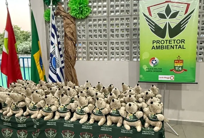 PROA forma protetores mirins em escola de Araranguá Mascotes do Programa Protetor Ambiental em escola de Araranguá durante projeto de educação ambiental com alunos