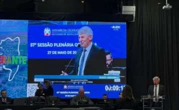 Paulinho Souza agradece emendas à região da Amesc Paulinho Souza discursa na Alesc Itinerante em Araranguá sobre investimentos e emendas para a região da Amesc