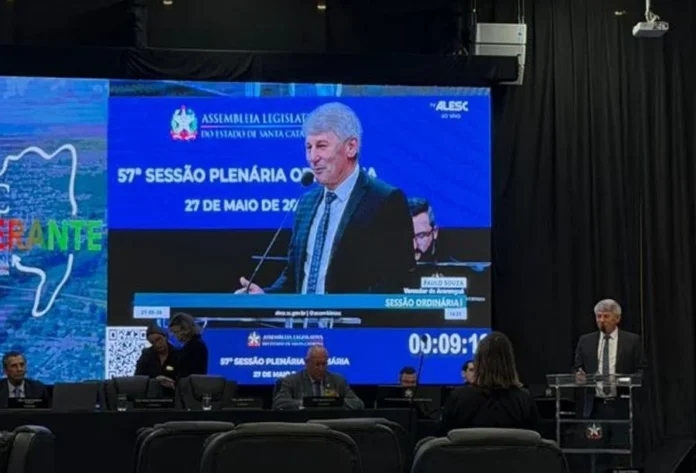 Paulinho Souza agradece emendas à região da Amesc Paulinho Souza discursa na Alesc Itinerante em Araranguá sobre investimentos e emendas para a região da Amesc
