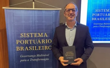 Pesquisa da Unesc vira livro sobre portos no Brasil Professor da Unesc segura livro sobre sistema portuário brasileiro durante lançamento da obra em Santos