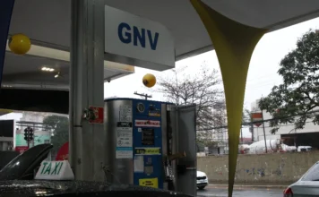 Petrobras sobe preço do gás canalizado em 19,2% Bomba de abastecimento de GNV em posto de combustível com um táxi em destaque. O reajuste de 19,2% da Petrobras no preço do gás canalizado eleva os custos para motoristas que utilizam gás natural veicular.