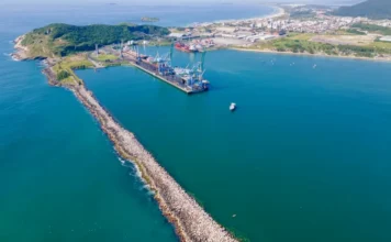 Porto de Imbituba cresce 12,7% no quadrimestre Vista aérea de estrutura portuária no mar em Imbituba, relacionada ao crescimento da movimentação de cargas no Porto de Imbituba.