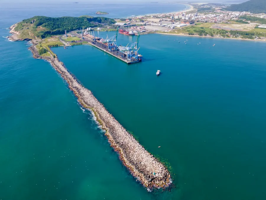 Vista aérea de estrutura portuária no mar em Imbituba, relacionada ao crescimento da movimentação de cargas no Porto de Imbituba.