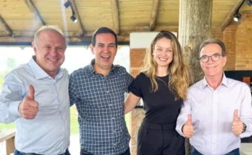 Pré-candidatos ligados a Lula se reúnem em Maracajá Pré-candidatos do Campo Democrático, incluindo Gelson Merisio, Giovana Mondardo e Décio Lima, durante encontro político em Maracajá, no Sul de Santa Catarina.