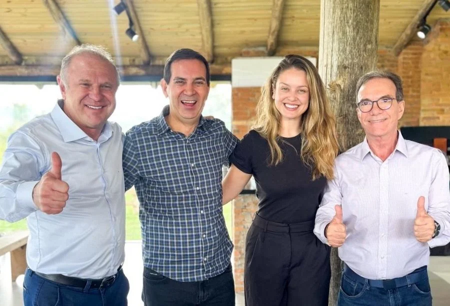 Pré-candidatos do Campo Democrático, incluindo Gelson Merisio, Giovana Mondardo e Décio Lima, durante encontro político em Maracajá, no Sul de Santa Catarina.