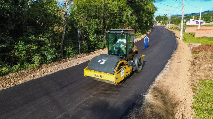 Prefeitura asfalta via em Praia Grande economizando 40% Rolo compressor amarelo Müller operando na aplicação de camada asfáltica na Rua Neri Manoel Maciel, no Bairro Harmonia de Praia Grande, Santa Catarina.