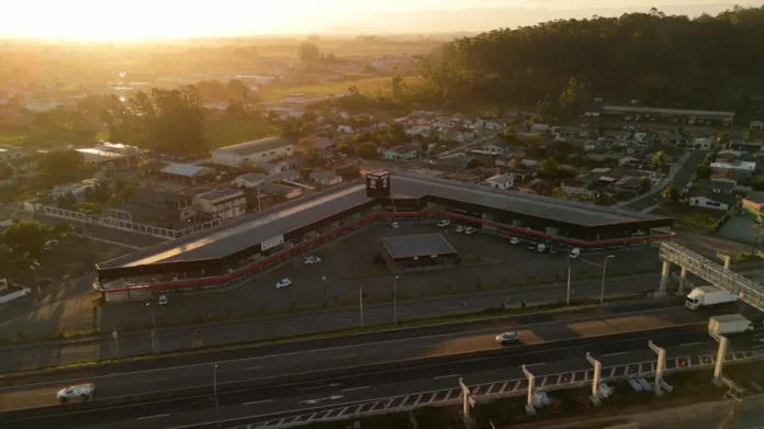 Prefeitura de Maracajá passa a atender em nova sede na BR-101 Nova sede da Prefeitura de Maracajá às margens da BR-101, no bairro Vila Beatriz, onde funciona o Paço Municipal Astir Demétrio da Rocha.