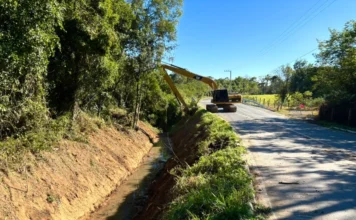 Prefeitura limpa rios para prevenir alagamentos em Criciúma Escavadeira realiza limpeza e desassoreamento de rio em Criciúma para prevenir alagamentos e melhorar o escoamento da água.