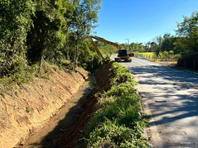 Prefeitura limpa rios para prevenir alagamentos em Criciúma Escavadeira realiza limpeza e desassoreamento de rio em Criciúma para prevenir alagamentos e melhorar o escoamento da água.