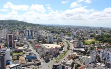 Prefeitura reduz ITBI para empresas em Criciúma Vista aérea de Criciúma ilustra programa de redução do ITBI para empresas e regularização de imóveis no município