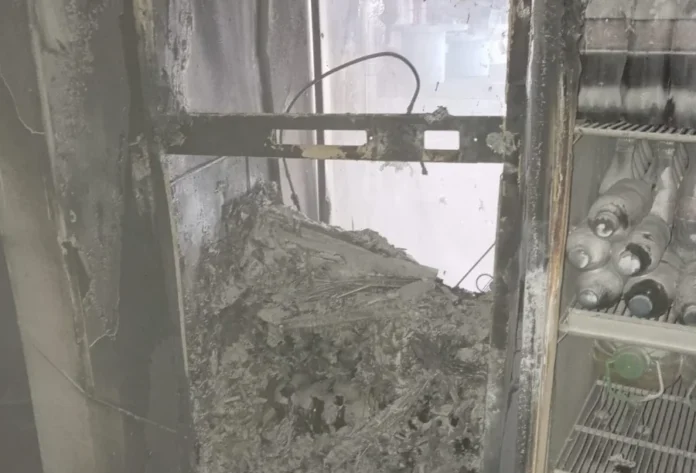 Princípio de incêndio atinge cozinha de comércio em Sombrio Geladeira danificada por princípio de incêndio em cozinha de estabelecimento comercial em Sombrio
