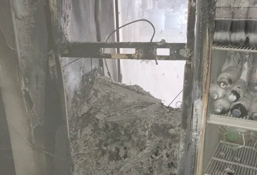 Geladeira danificada por princípio de incêndio em cozinha de estabelecimento comercial em Sombrio