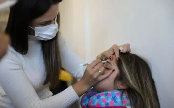 Curso gratuito de maquiagem capacita mulheres em Criciúma