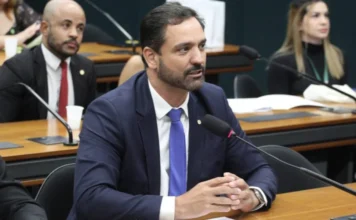 Projeto incentiva tomadas em ônibus do transporte público Deputado participa de reunião em comissão da Câmara sobre projeto que incentiva tomadas em ônibus do transporte público