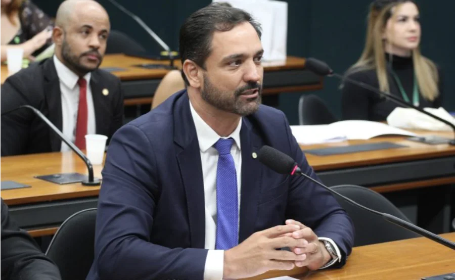 Deputado participa de reunião em comissão da Câmara sobre projeto que incentiva tomadas em ônibus do transporte público