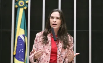 Projeto torna obrigatório plano para assistência social Deputada Maria Arraes discursa na Câmara durante debate sobre Plano Decenal de Assistência Social
