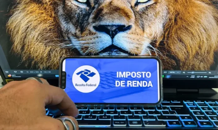 Receita ainda espera 40% das declarações do IR 2026 Tela de celular com logotipo da Receita Federal e texto Imposto de Renda, em referência à declaração do IR 2026