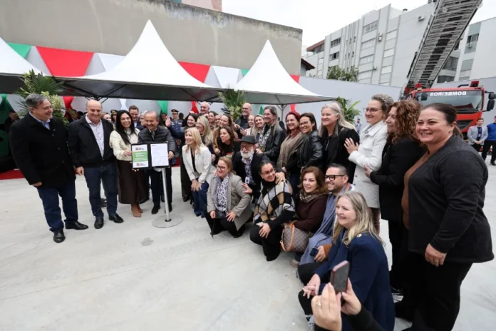 Região de Criciúma recebe obras em 42 escolas estaduais Governador Jorginho Mello assina ordens de serviço para obras em escolas estaduais da região de Criciúma