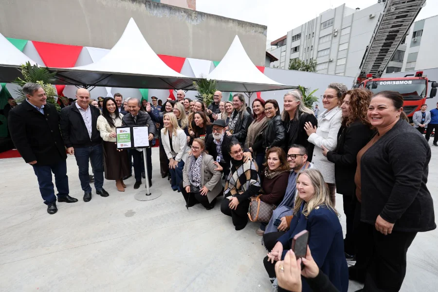 Região de Criciúma recebe obras em 42 escolas estaduais Governador Jorginho Mello assina ordens de serviço para obras em escolas estaduais da região de Criciúma