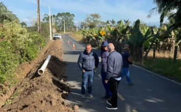 SAMAE amplia rede de água no Alliance, em Araranguá Obra do SAMAE amplia rede de abastecimento de água no Loteamento Alliance, em Araranguá, com tubulação instalada às margens da via