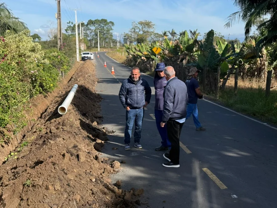 Obra do SAMAE amplia rede de abastecimento de água no Loteamento Alliance, em Araranguá, com tubulação instalada às margens da via