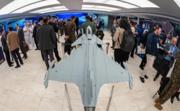 SC Expo Defense reúne indústria e defesa em Florianópolis Modelo de aeronave militar em exposição na SC Expo Defense, em Florianópolis, durante evento da FIESC sobre defesa, segurança e inovação tecnológica.
