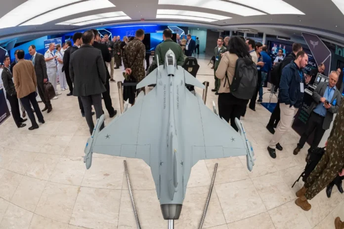 SC Expo Defense reúne indústria e defesa em Florianópolis Modelo de aeronave militar em exposição na SC Expo Defense, em Florianópolis, durante evento da FIESC sobre defesa, segurança e inovação tecnológica.