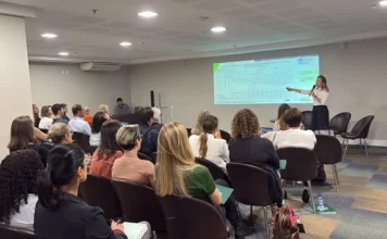 SC capacita municípios para reduzir mortes no trânsito Oficina do Programa Vida no Trânsito reúne representantes de municípios de Santa Catarina em capacitação da SES e DIVE para prevenção de mortes no trânsito em Balneário Camboriú.