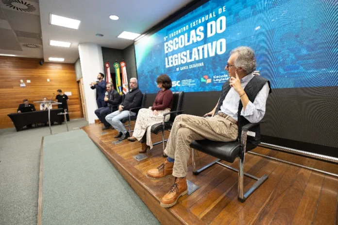 SC mira 60 Escolas do Legislativo até o ano de 2027 5º Encontro Estadual de Escolas do Legislativo de Santa Catarina reúne representantes no Plenarinho da Alesc, em Florianópolis