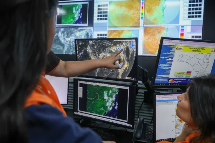 SC terá efeitos do El Niño já em julho, alerta Fórum Equipe técnica da Defesa Civil de Santa Catarina realiza monitoramento meteorológico em tempo real com mapas de radares e satélites para previsão de chuvas e efeitos do El Niño no estado.