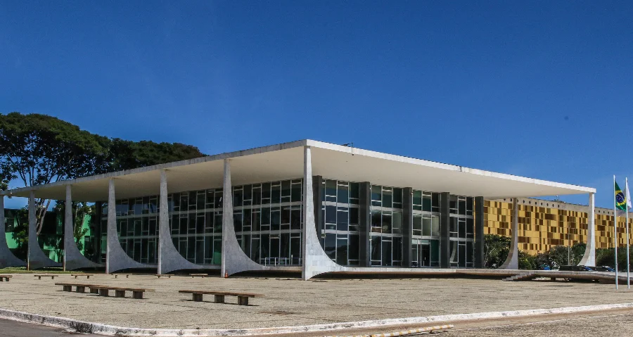 Fachada do Supremo Tribunal Federal em Brasília, sede do STF, em matéria sobre decisão que valida exigência de dolo em improbidade administrativa.
