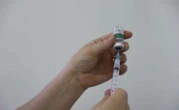Saúde de Criciúma reforça prevenção à gripe com chegada do frio Profissional prepara dose de vacina contra a gripe em Criciúma durante campanha de prevenção à Influenza