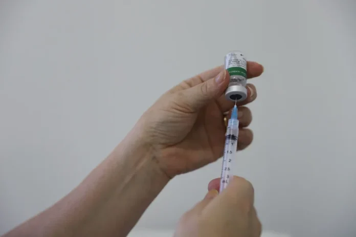 Saúde de Criciúma reforça prevenção à gripe com chegada do frio Profissional prepara dose de vacina contra a gripe em Criciúma durante campanha de prevenção à Influenza
