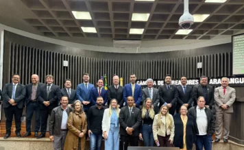 Saúde mental no trabalho é debatida na Câmara de Araranguá Participantes e vereadores reunidos após debate sobre saúde mental no trabalho na Câmara de Vereadores de Araranguá
