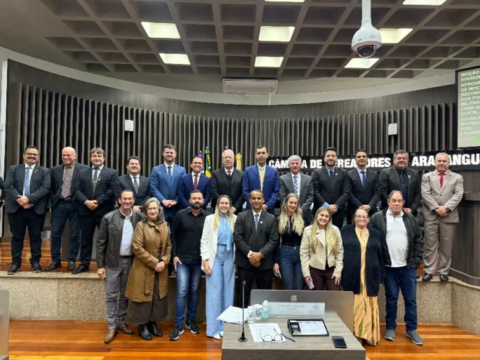 Saúde mental no trabalho é debatida na Câmara de Araranguá Participantes e vereadores reunidos após debate sobre saúde mental no trabalho na Câmara de Vereadores de Araranguá