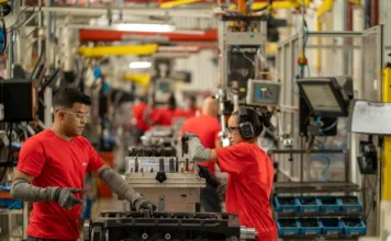 Semana da Indústria debate futuro do trabalho em SC Trabalhadores atuam em linha de produção da indústria catarinense durante atividades ligadas à Semana da Indústria em SC