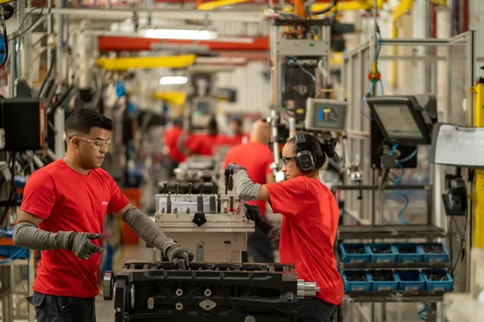 Semana da Indústria debate futuro do trabalho em SC Trabalhadores atuam em linha de produção da indústria catarinense durante atividades ligadas à Semana da Indústria em SC
