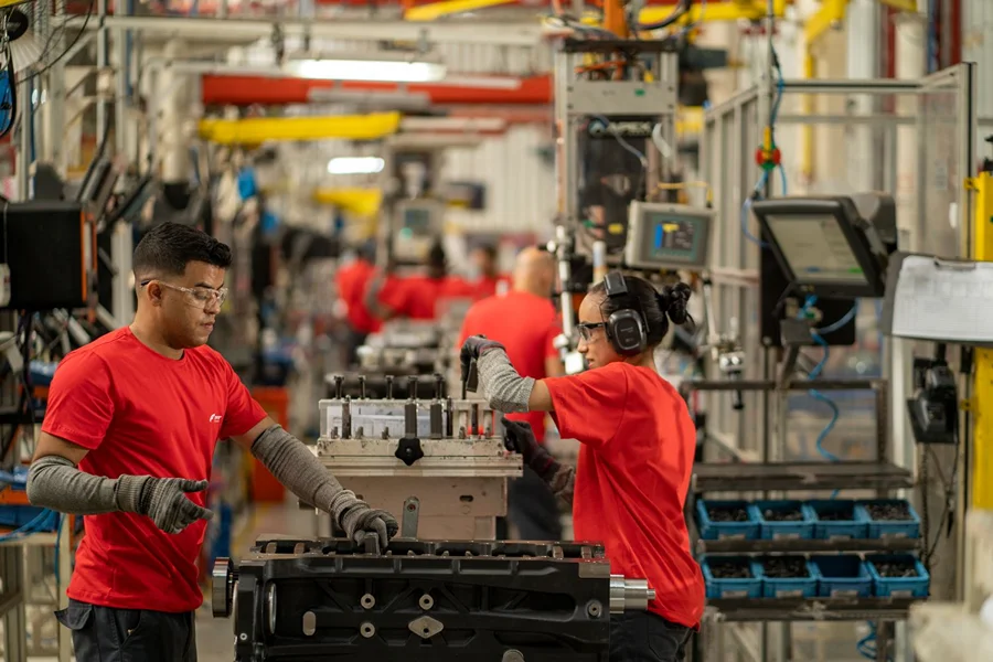Trabalhadores atuam em linha de produção da indústria catarinense durante atividades ligadas à Semana da Indústria em SC