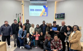 Sessão aprova homenagens e propostas no Arroio do Silva Vereadores e moradores participam de sessão da Câmara de Balneário Arroio do Silva com aprovação de homenagens e propostas para a comunidade