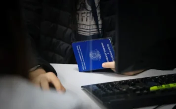 Sine abre 7.405 vagas de emprego em Santa Catarina Carteira de trabalho é apresentada durante atendimento em posto do Sine em Santa Catarina para busca de vagas de emprego