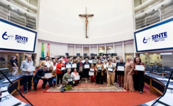 Sinte-SC celebra 60 anos em sessão especial na Alesc Homenageados do Sinte-SC participam de sessão especial na Alesc em celebração aos 60 anos do sindicato